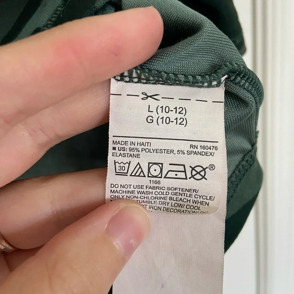 Old‎ Navy girl’s camouflage active cropped top — large